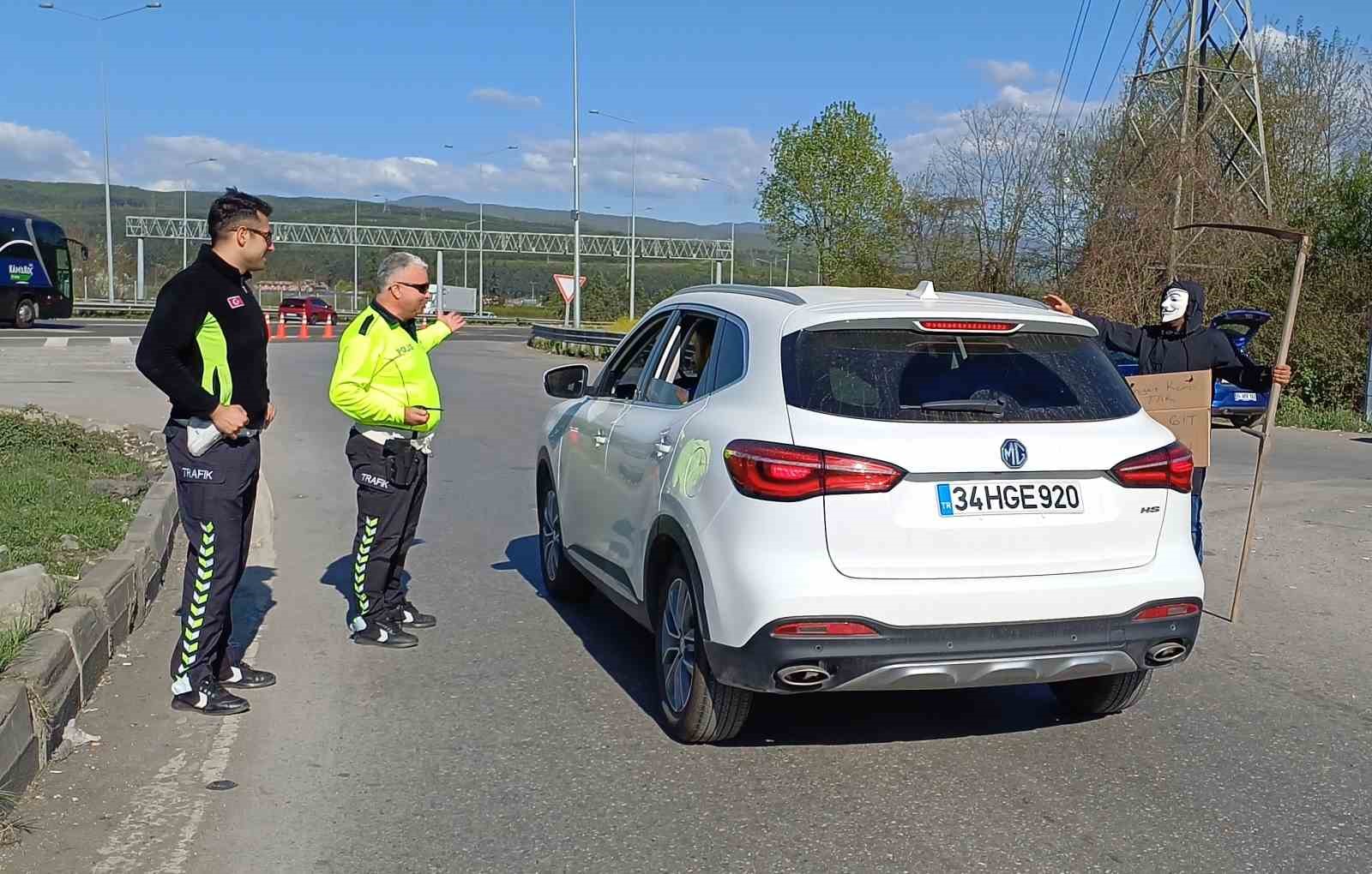 Yüzüne maske takıp, eline tırpan aldı: TEM’de sürücüleri böyle uyardı
