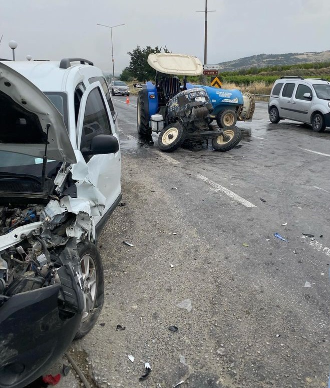 4 aracın karıştığı kazada traktör ortadan 2’ye bölündü
