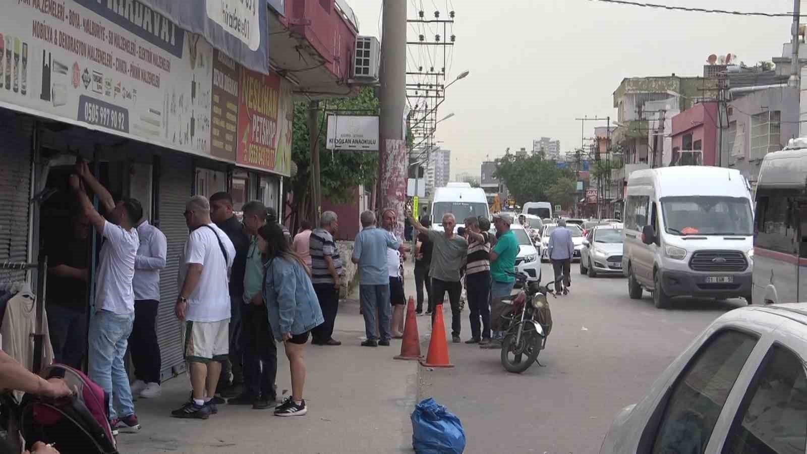 Adana’da otomobil dükkana girdi: 2 yaralı
