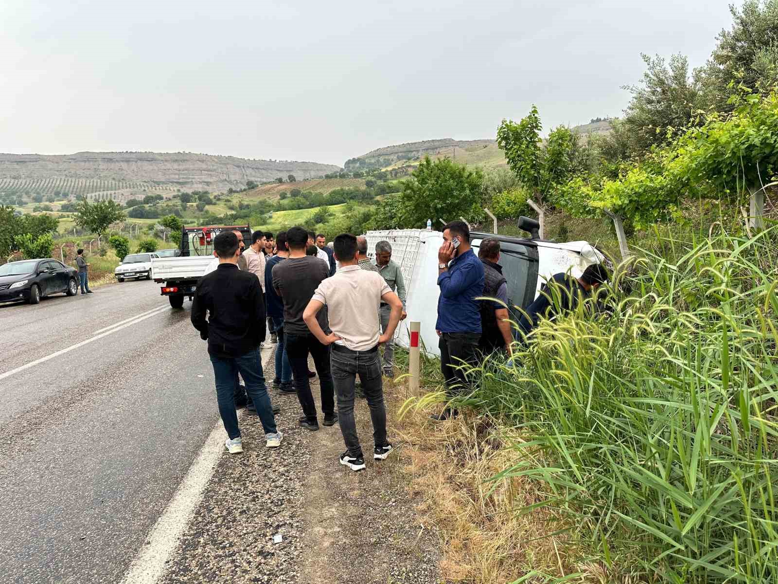 Adıyaman’da kontrolden çıkan minibüs yan yattı: 14 yaralı