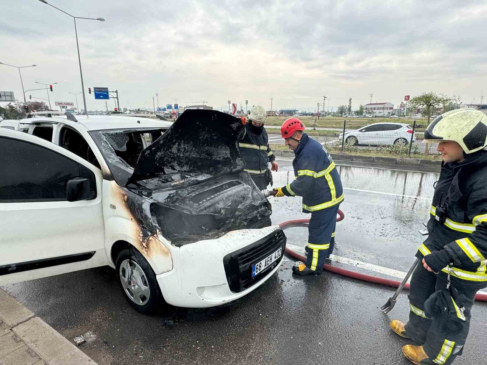 Aksaray’da hafif ticari araç alev alev yandı
