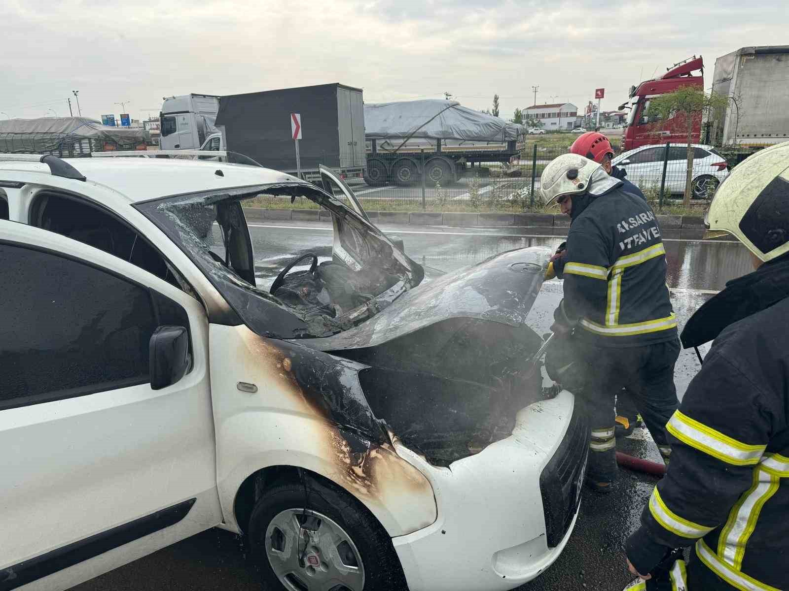 Aksaray’da hafif ticari araç alev alev yandı
