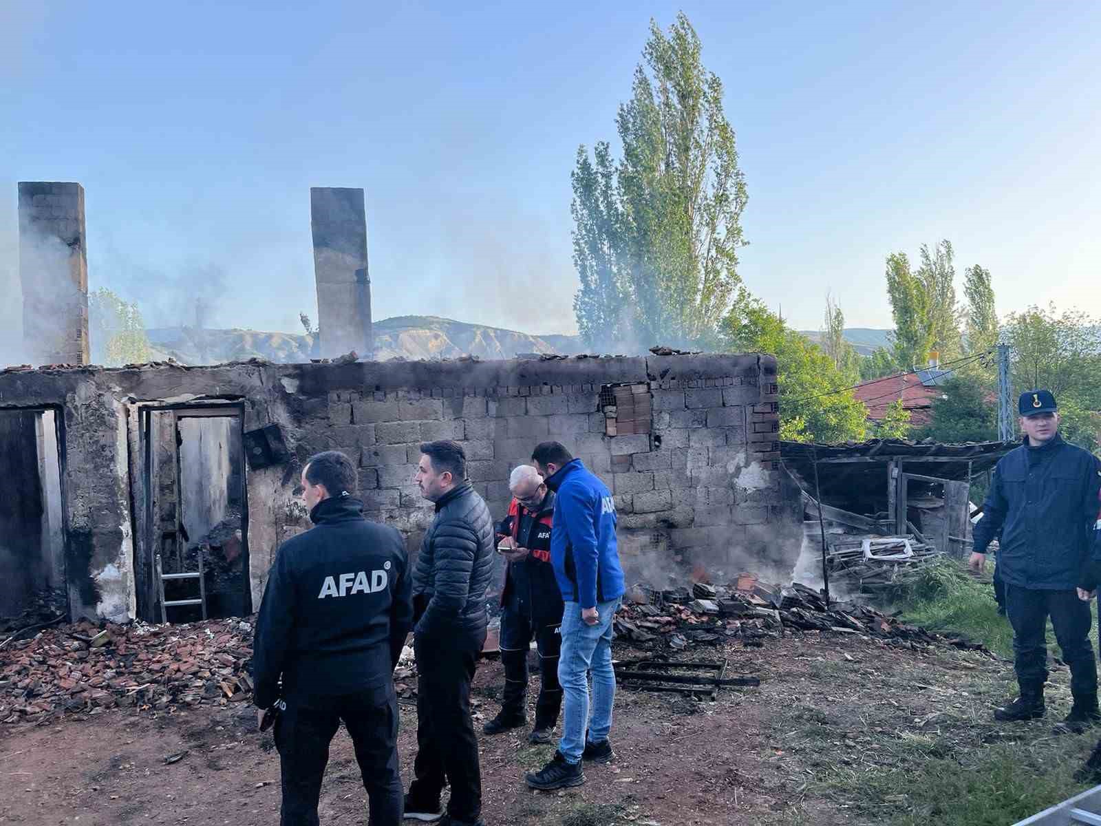 Alevlere teslim olan ev küle döndü: 2 ölü
