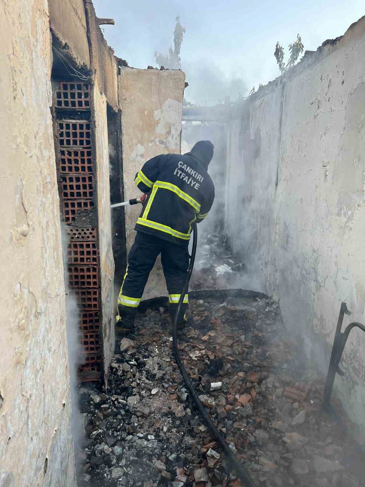 Alevlere teslim olan ev küle döndü: 2 ölü
