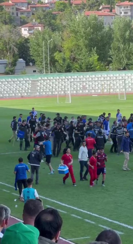 Amasya’da amatör maçta kavga: Sahaya çöp kovası atıldı, futbolcular birbirine girdi
