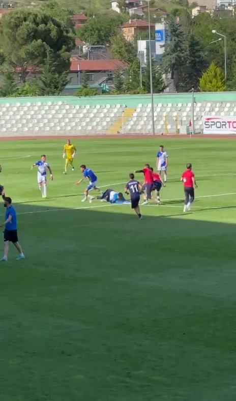 Amasya’da amatör maçta kavga: Sahaya çöp kovası atıldı, futbolcular birbirine girdi
