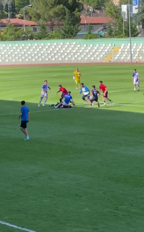 Amasya’da amatör maçta kavga: Sahaya çöp kovası atıldı, futbolcular birbirine girdi
