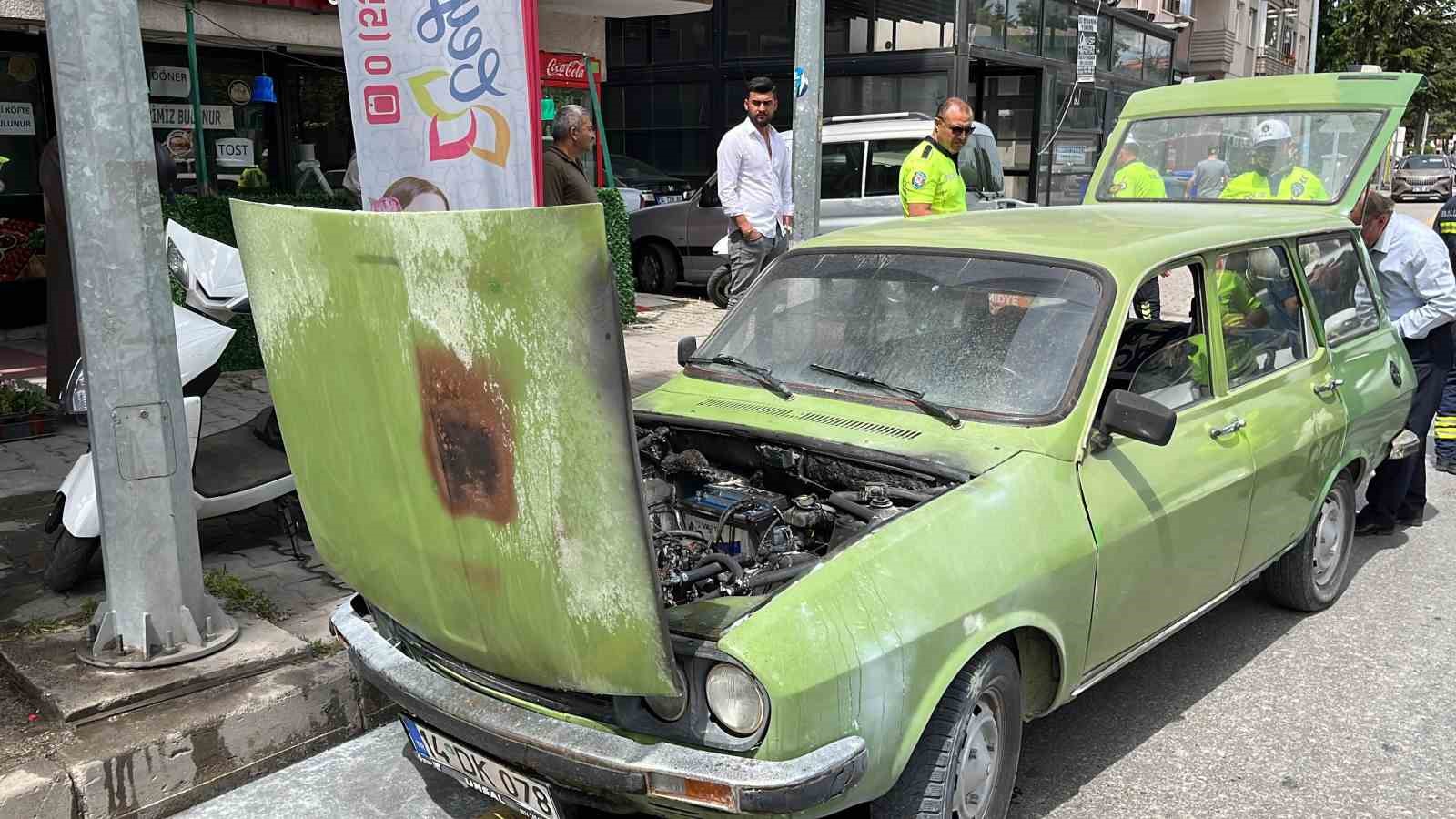 Aracı yanan vatandaşın imdadına polis ekipleri yetişti
