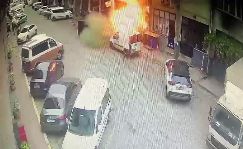 Başakşehir’de iş yerinde patlama kamerada