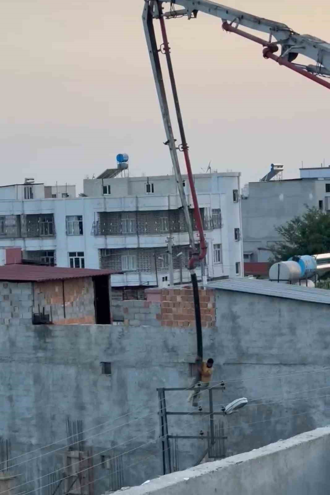 Beton mikseri hortumuna tutunup giderek ölüme meydan okudu
