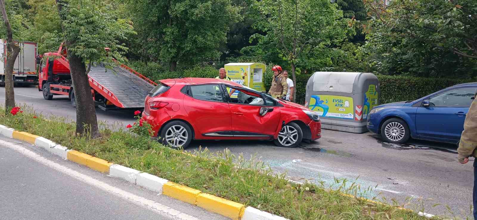 Beylikdüzü’nde park halindeki araçlara çarpan otomobil takla attı