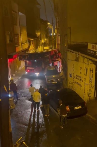 Beyoğlu’nda hatalı park itfaiye ekiplerine zor anlar yaşattı: Gecekondu alevlere teslim oldu
