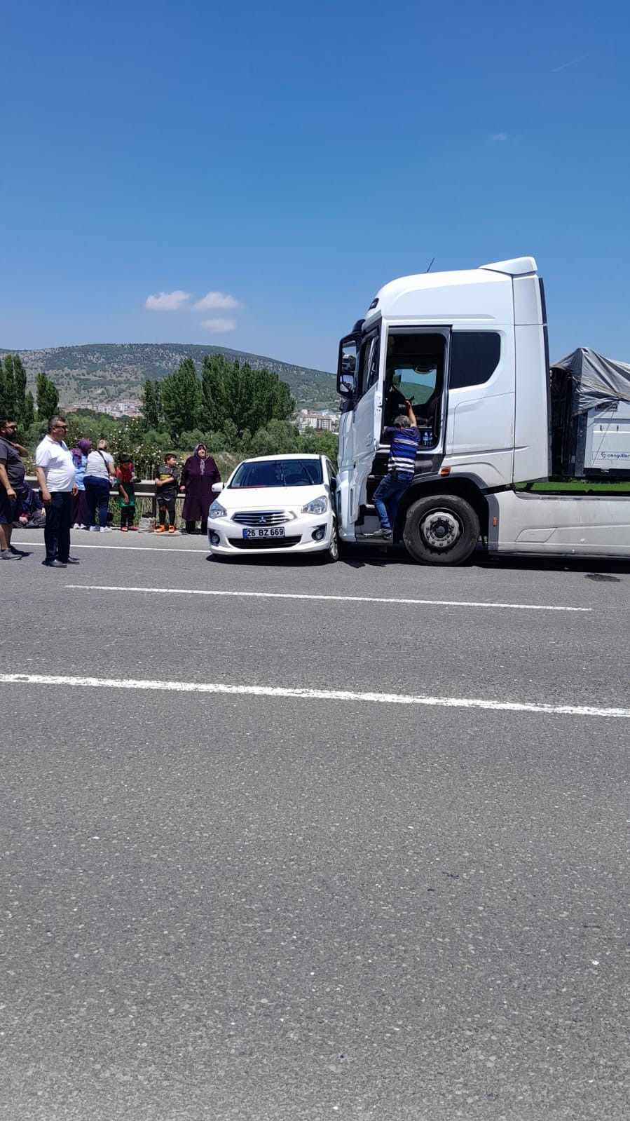 Bozüyük’te kamyon otomobile çarptı: 2 kişi yaralandı