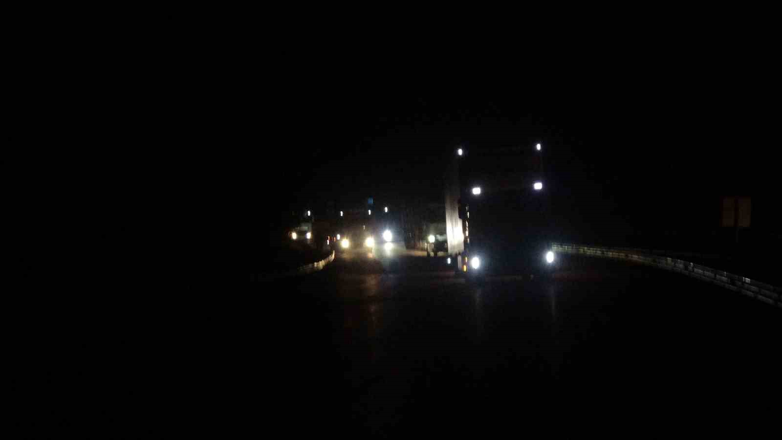 Burdur-Antalya karayolunda LPG tankeri devrildi, sızıntı nedeniyle yol çift taraflı trafiğe kapatıldı
