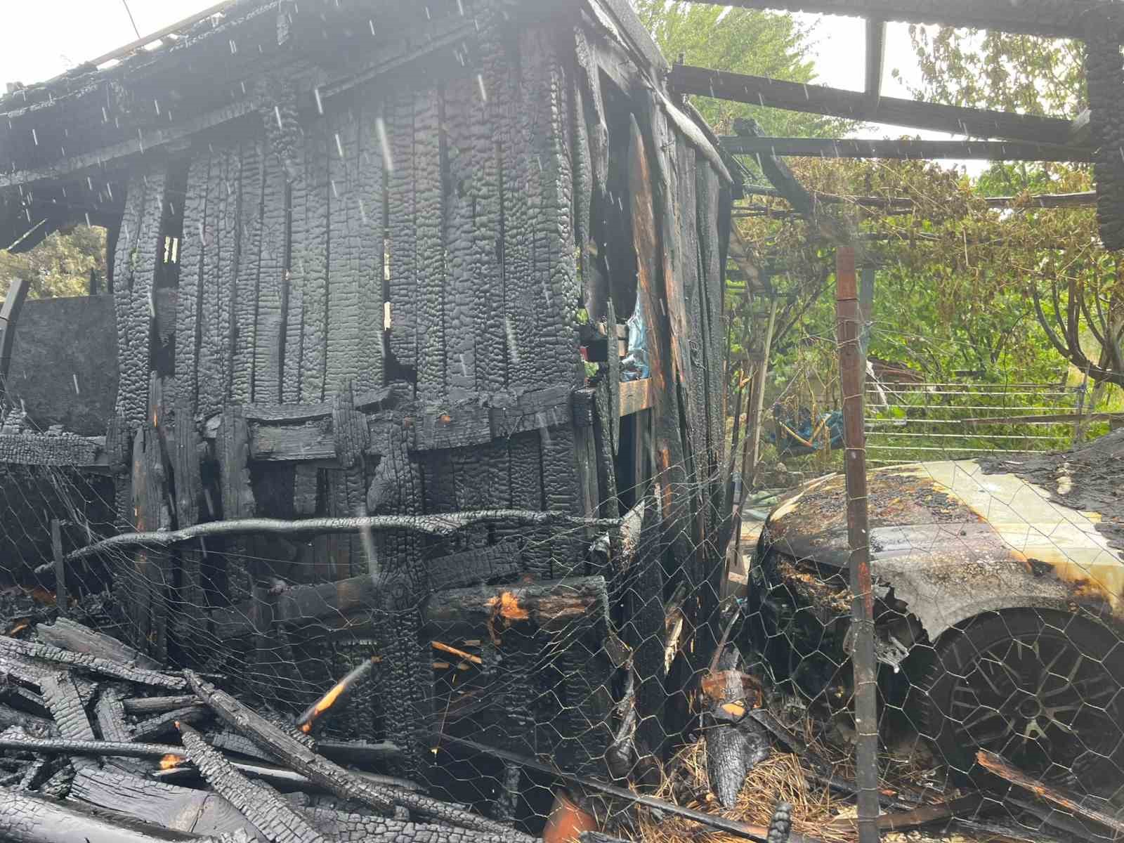 Burdur’da çıkan yangında ev ve otomobil kullanılamaz hale geldi
