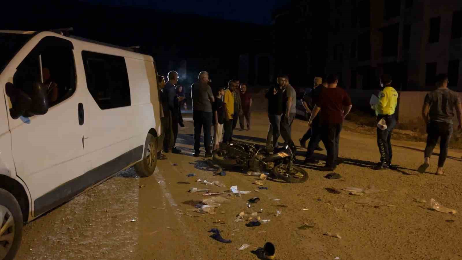 Burdur’da kamyonetle çarpışan motosikletteki 2 çocuk ağır yaralandı
