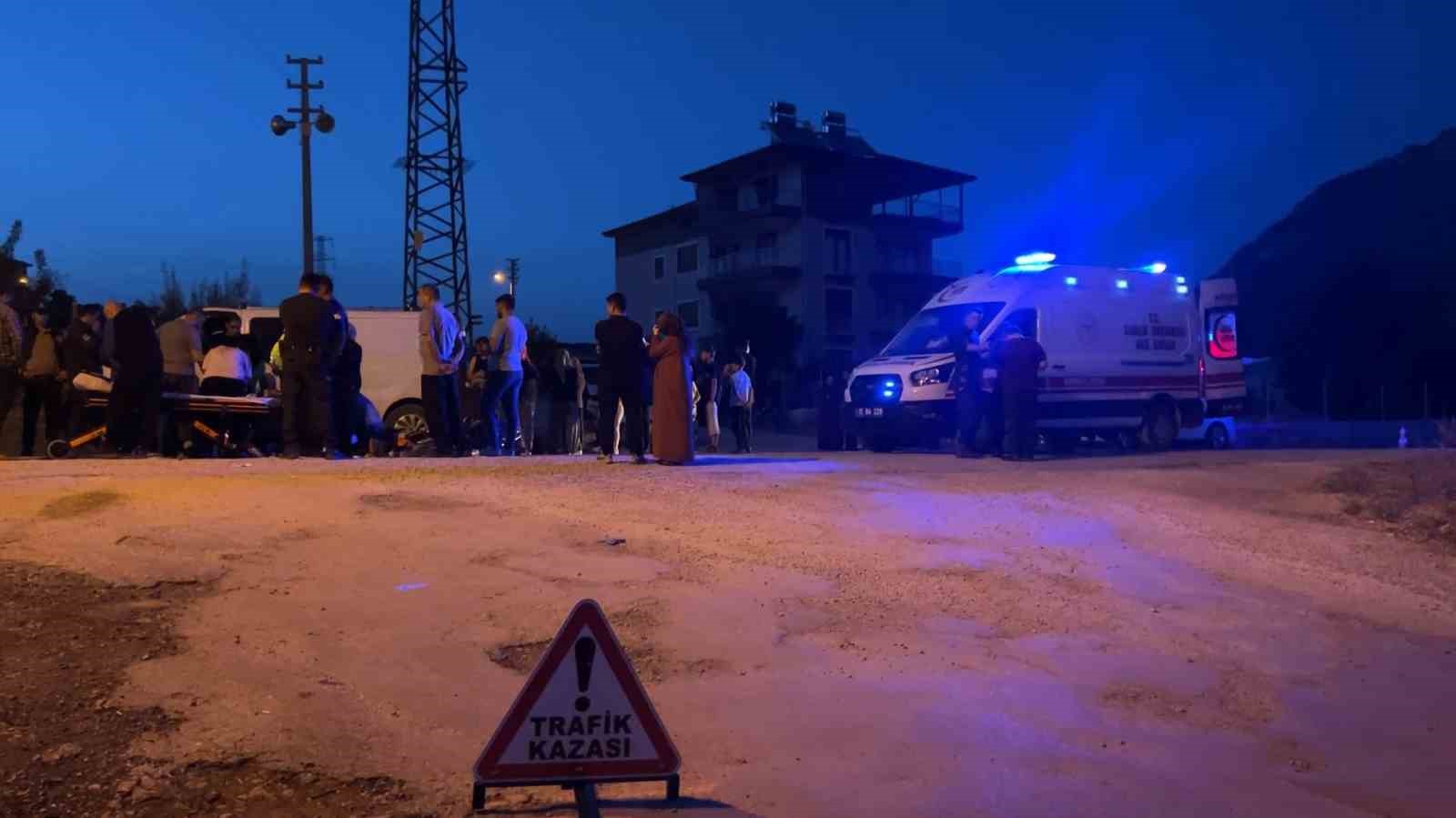 Burdur’da kamyonetle çarpışan motosikletteki 2 çocuk ağır yaralandı
