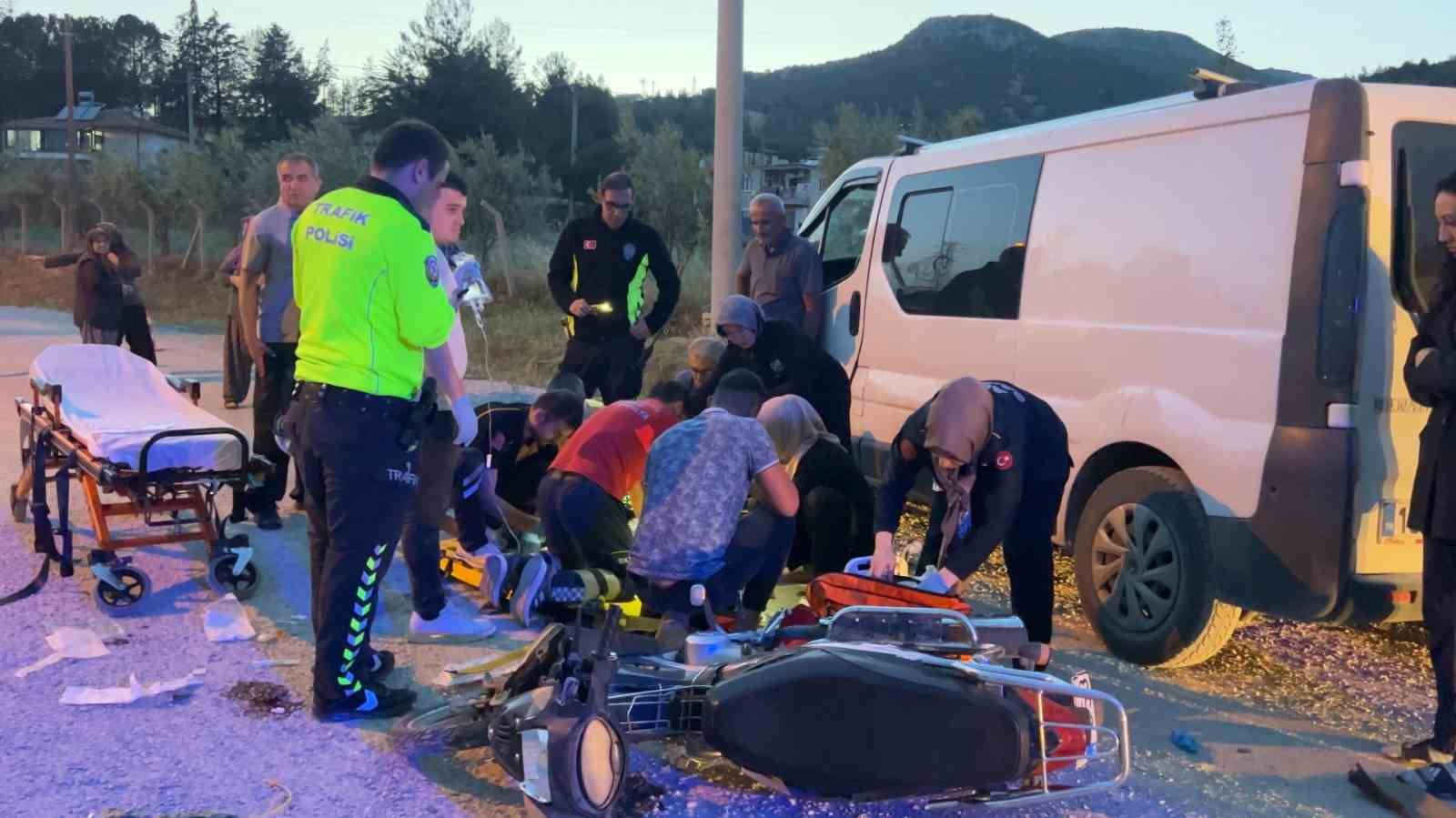 Burdur’da kamyonetle çarpışan motosikletteki 2 çocuk ağır yaralandı
