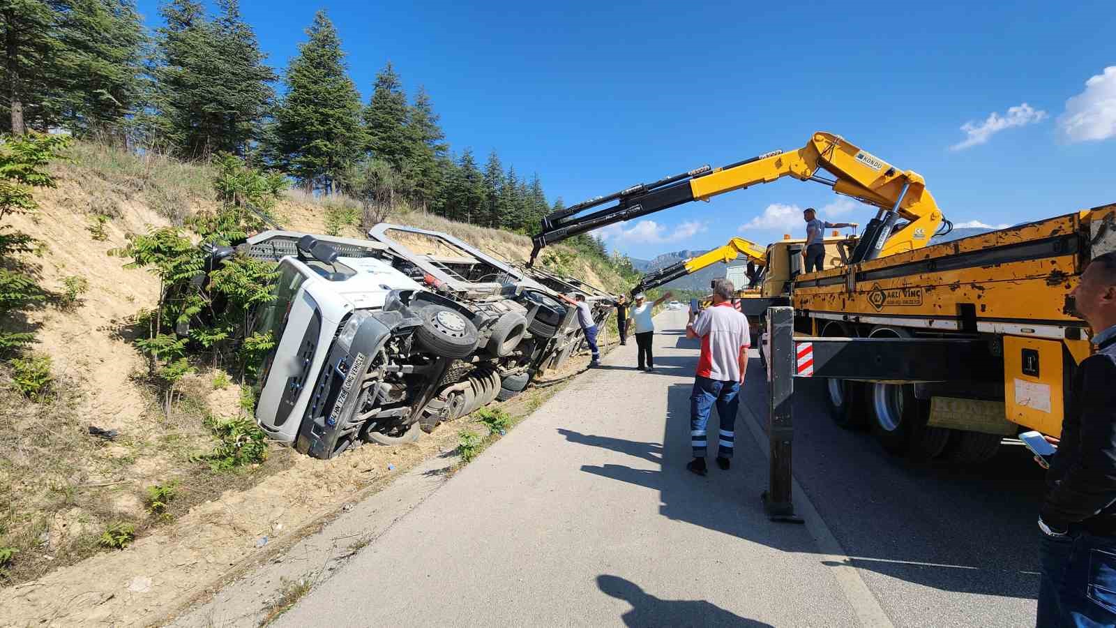 Burdur’da otomobil taşıyan çekici şarampole devrildi: 1 yaralı