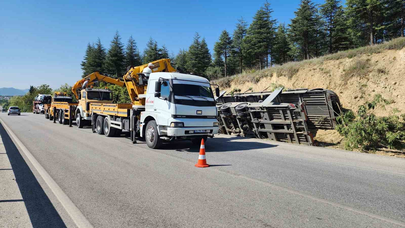 Burdur’da otomobil taşıyan çekici şarampole devrildi: 1 yaralı
