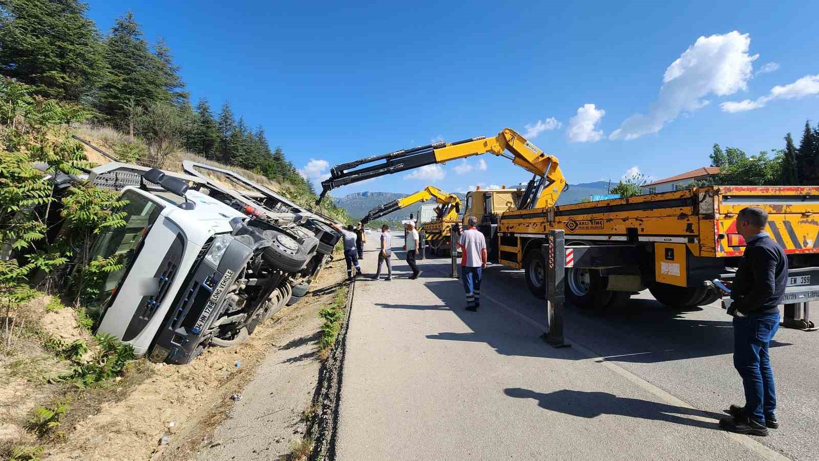 Burdur’da otomobil taşıyan çekici şarampole devrildi: 1 yaralı
