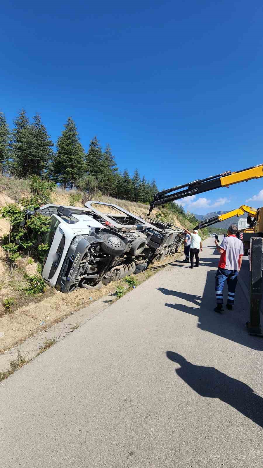 Burdur’da otomobil taşıyan çekici şarampole devrildi: 1 yaralı
