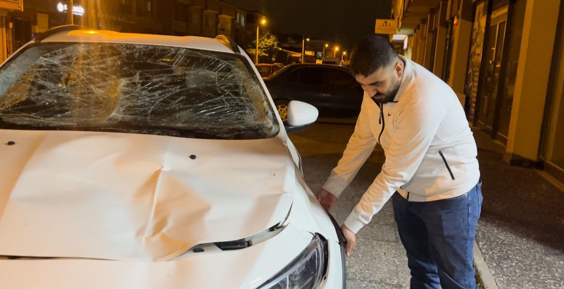 Bursa’da seyir halindeki otomobile at çarptı... O anlar kameraya yansıdı
