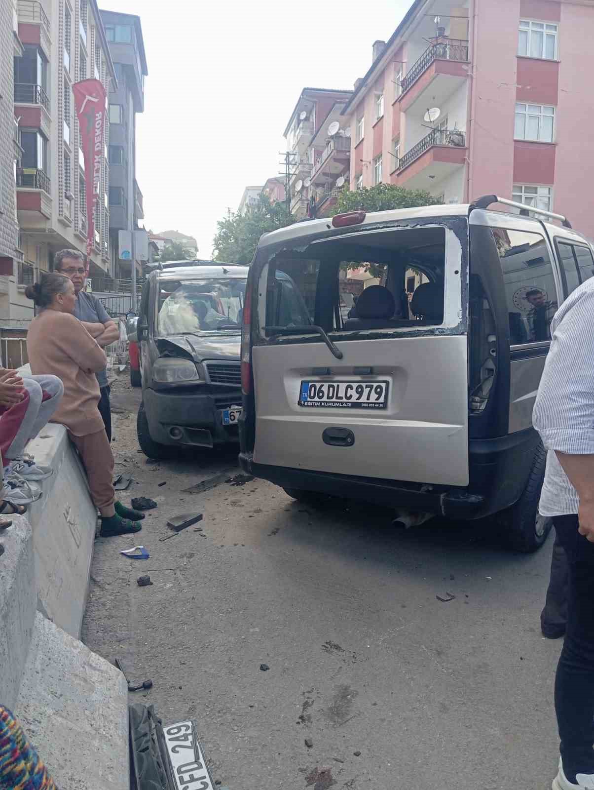 Çarpışan otomobillerin arasında kalarak yaralanan kadın kamerada
