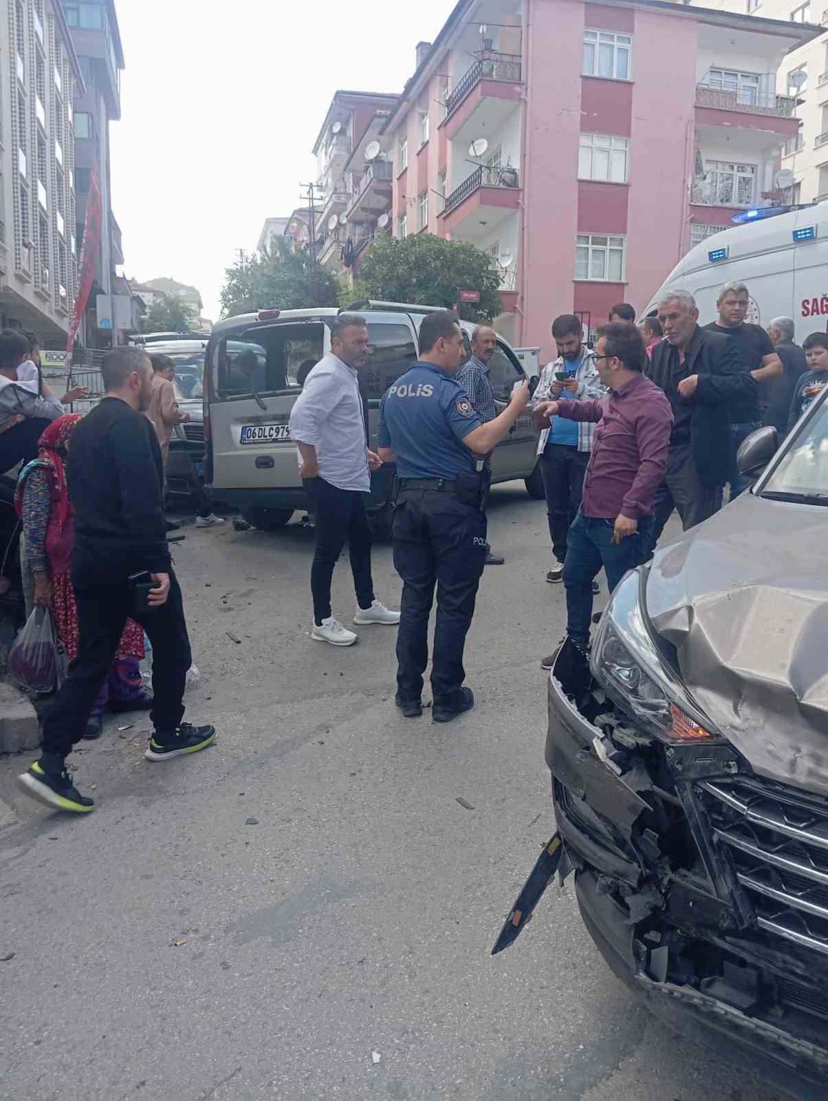 Çarpışan otomobillerin arasında kalarak yaralanan kadın kamerada
