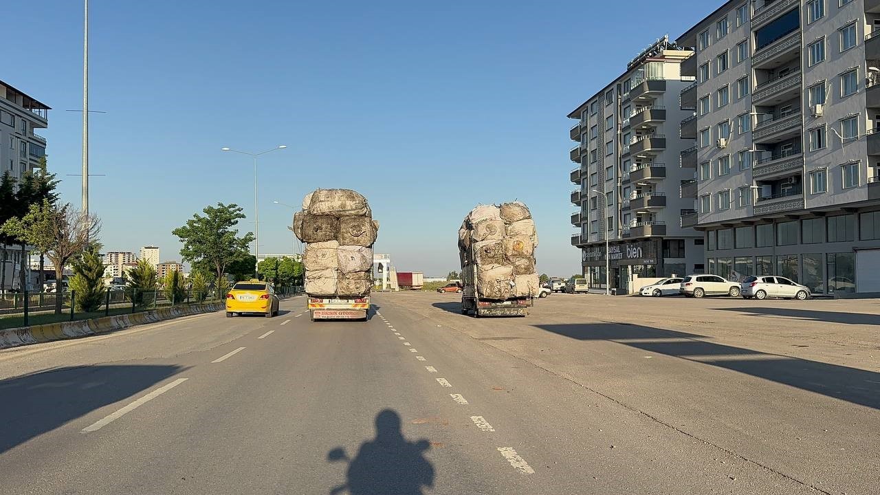 Çuval yüklü kamyonetlerin tehlikeli yolculuğu kamerada