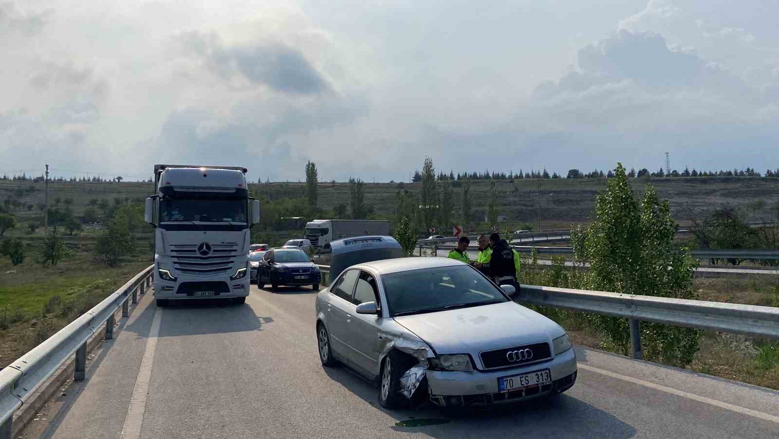 Direksiyon başında rahatsızlanan sürücü bariyerlere çarparak yaralandı
