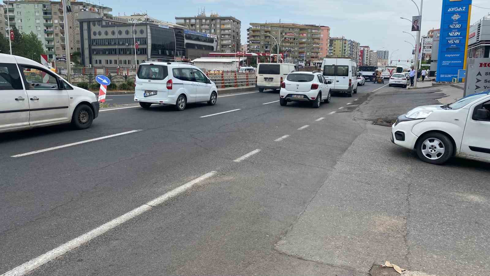 Diyarbakır’da hafif ticari araç sürücüsü dalınca ilginç kaza meydana geldi
