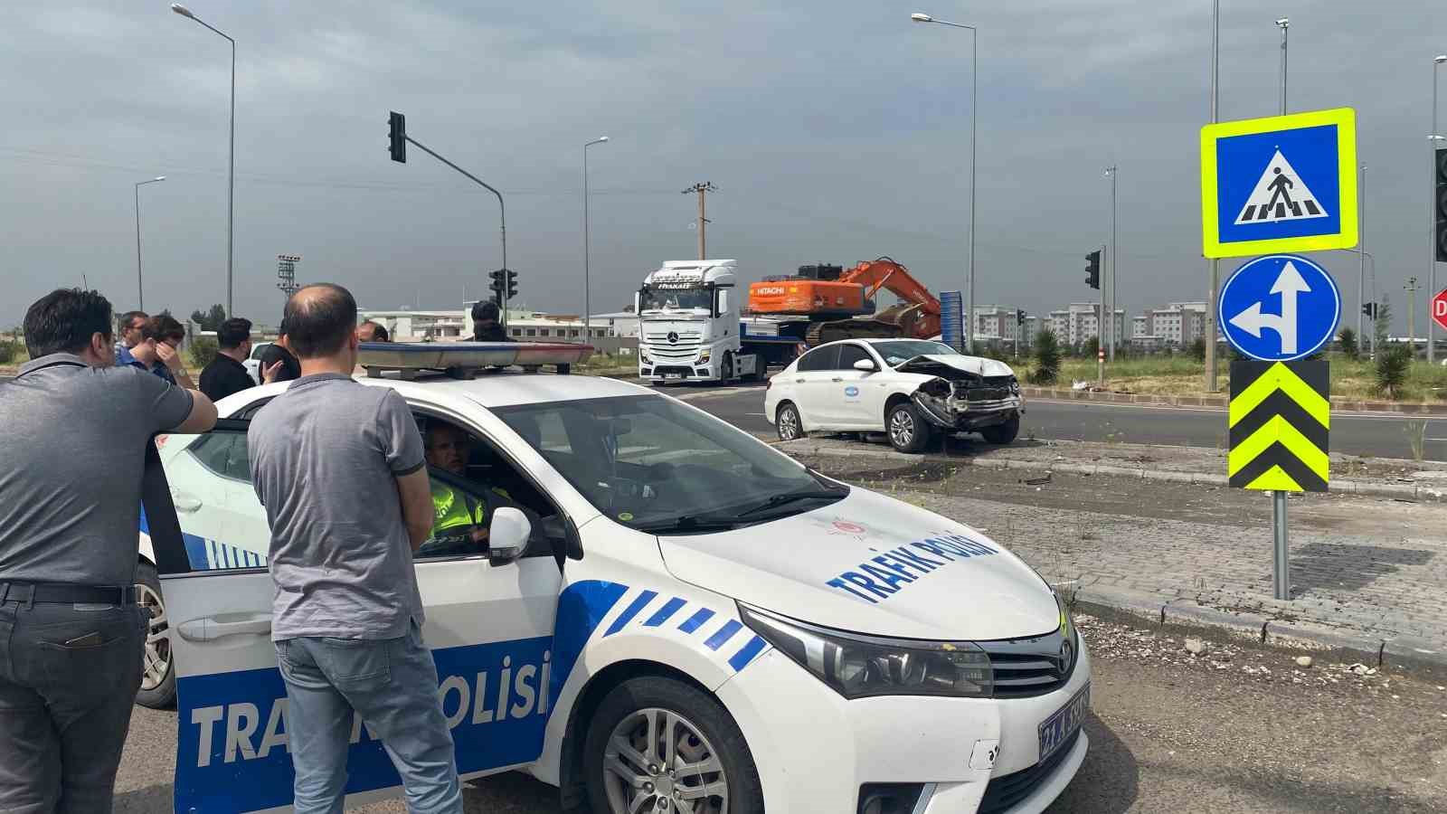 Diyarbakır’da iki otomobil çarpıştı: 1 yaralı