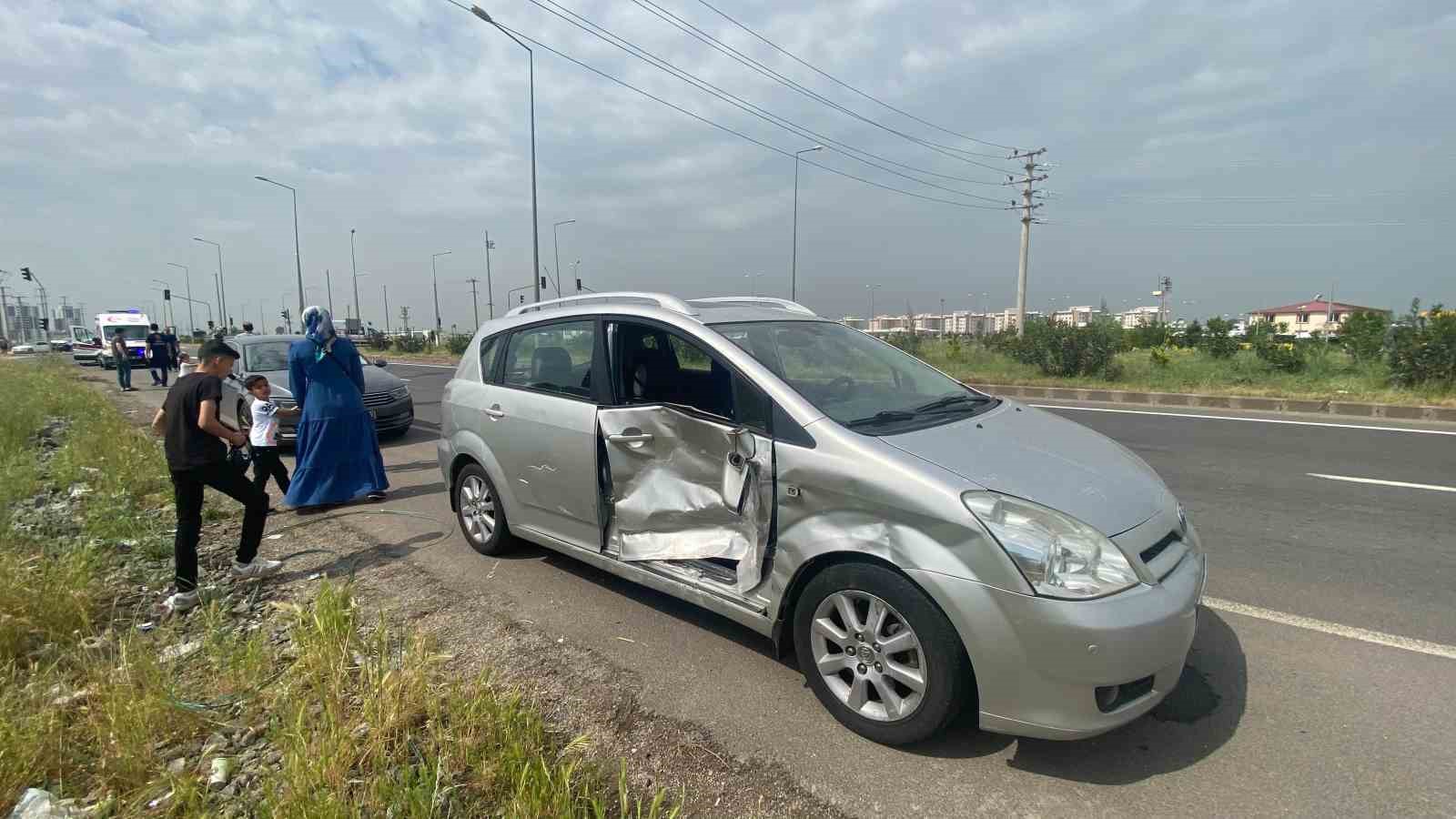 Diyarbakır’da iki otomobil çarpıştı: 1 yaralı
