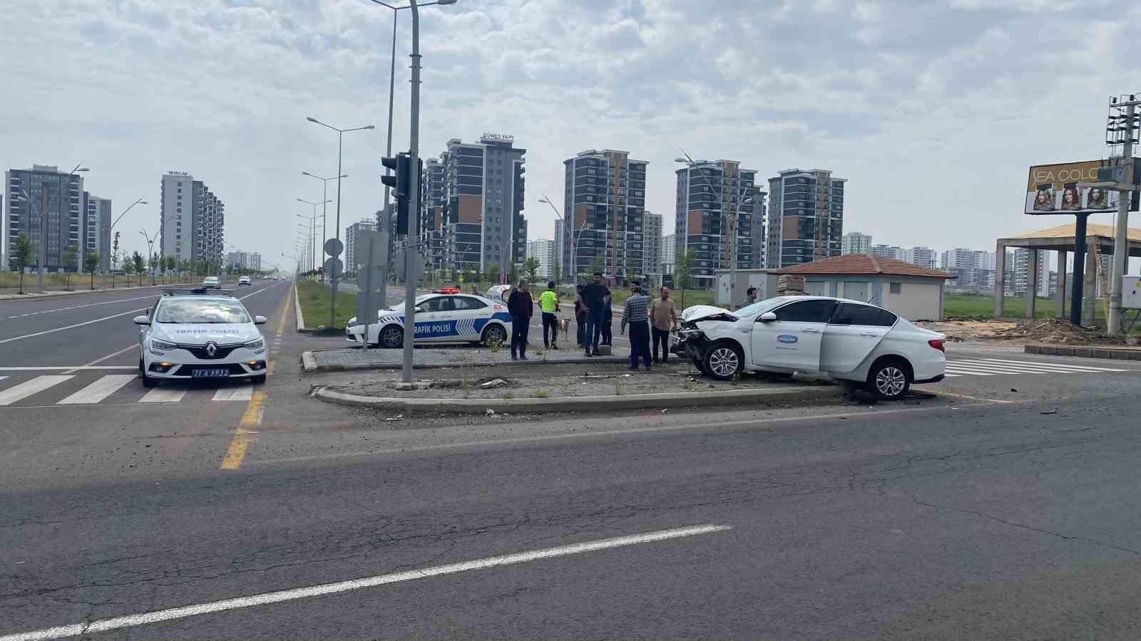 Diyarbakır’da iki otomobil çarpıştı: 1 yaralı
