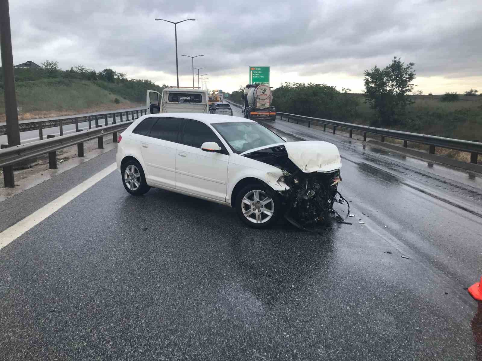 Edirne’de bariyerlere çarpan otomobilin sürücüsü yaralandı
