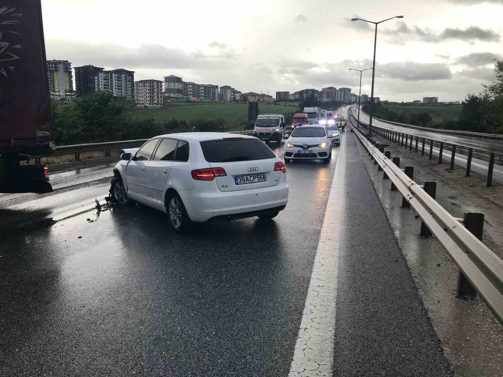 Edirne’de bariyerlere çarpan otomobilin sürücüsü yaralandı
