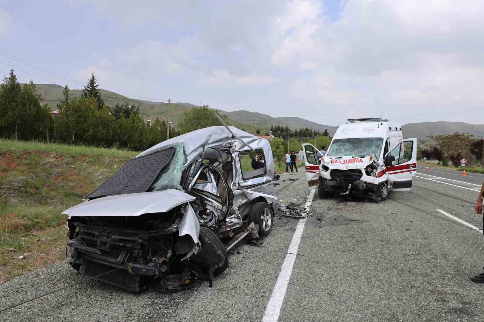 Elazığ’da feci kaza: Ambulans ile hafif ticari araç çarpıştı 2’si polis 6 yaralı