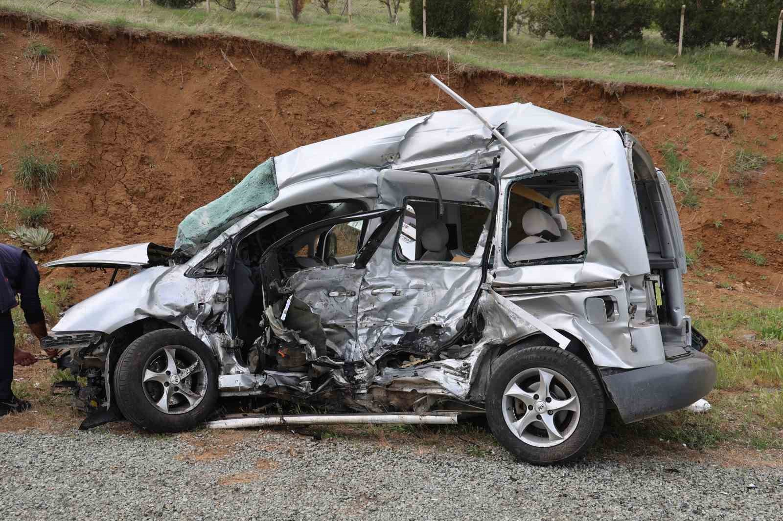 Elazığ’da feci kaza: Ambulans ile hafif ticari araç çarpıştı 2’si polis 6 yaralı
