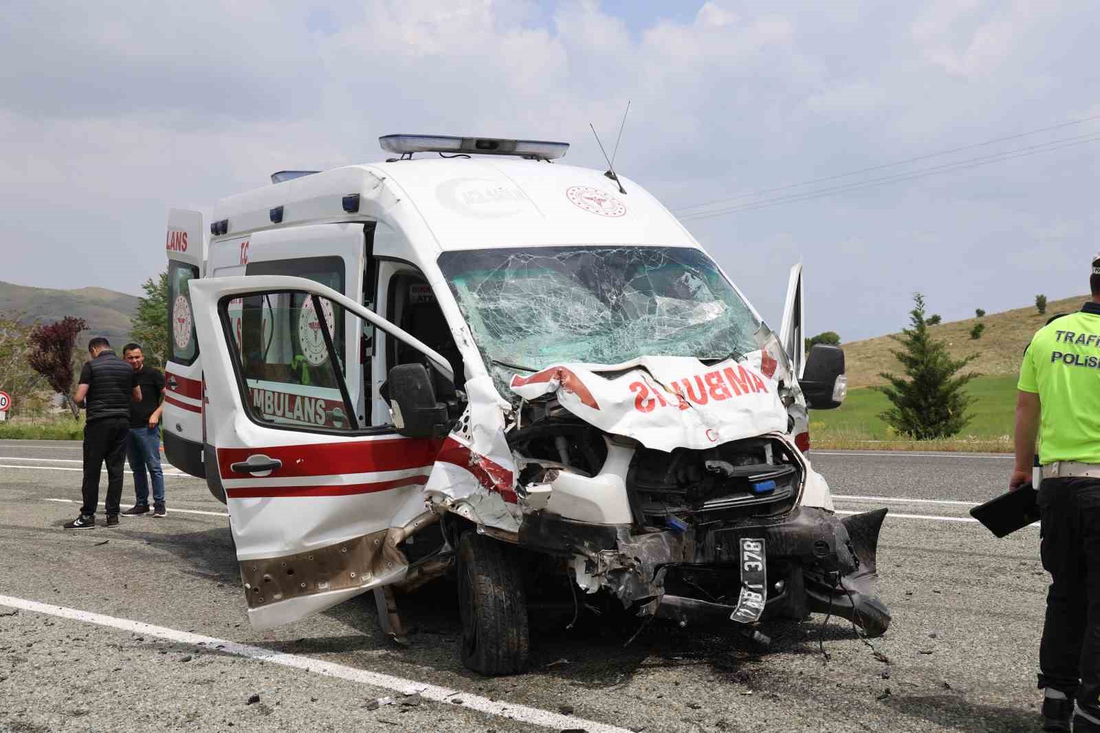 Elazığ’da feci kaza: Ambulans ile hafif ticari araç çarpıştı 2’si polis 6 yaralı
