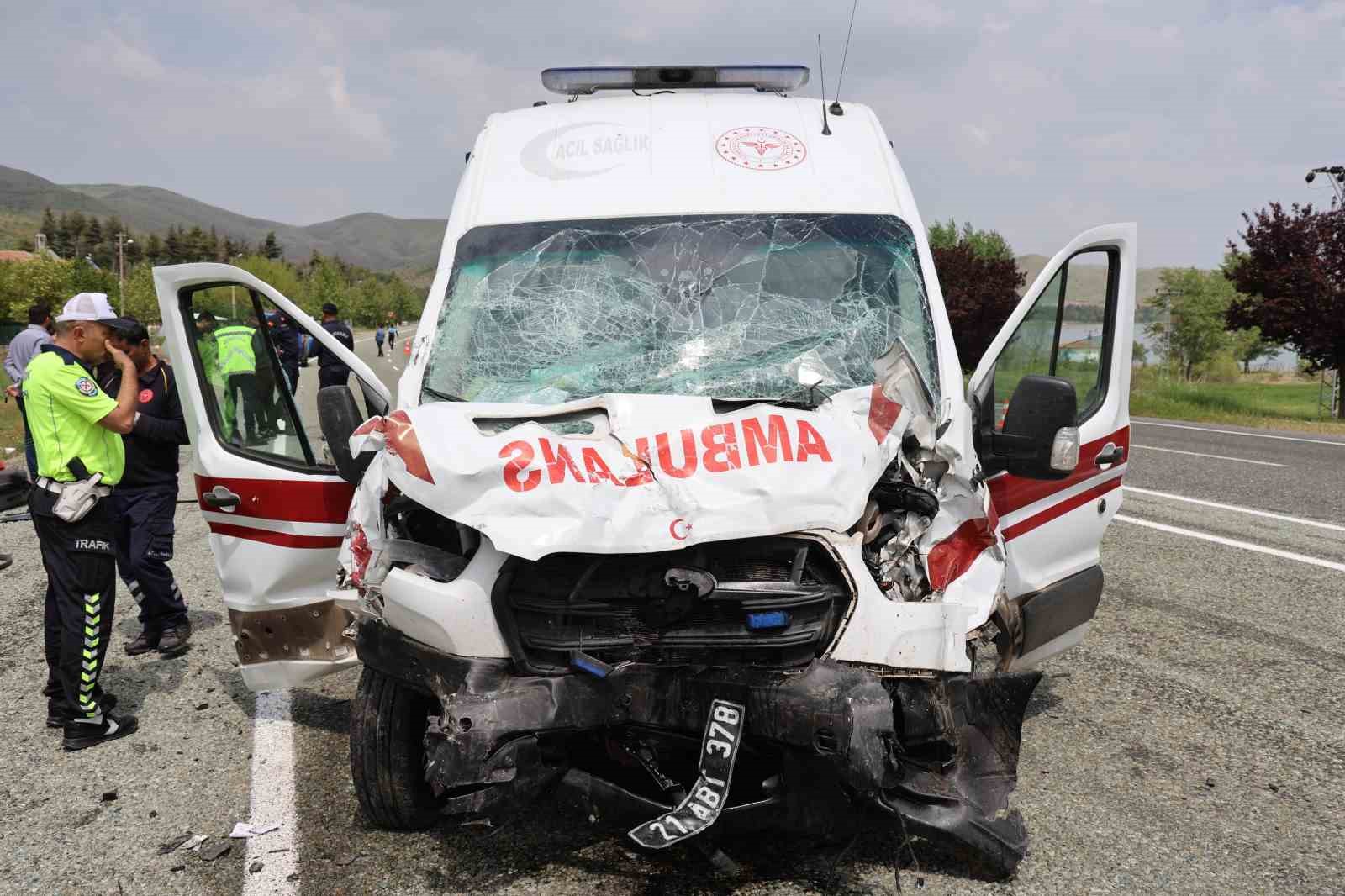 Elazığ’da feci kaza: Ambulans ile hafif ticari araç çarpıştı 2’si polis 6 yaralı
