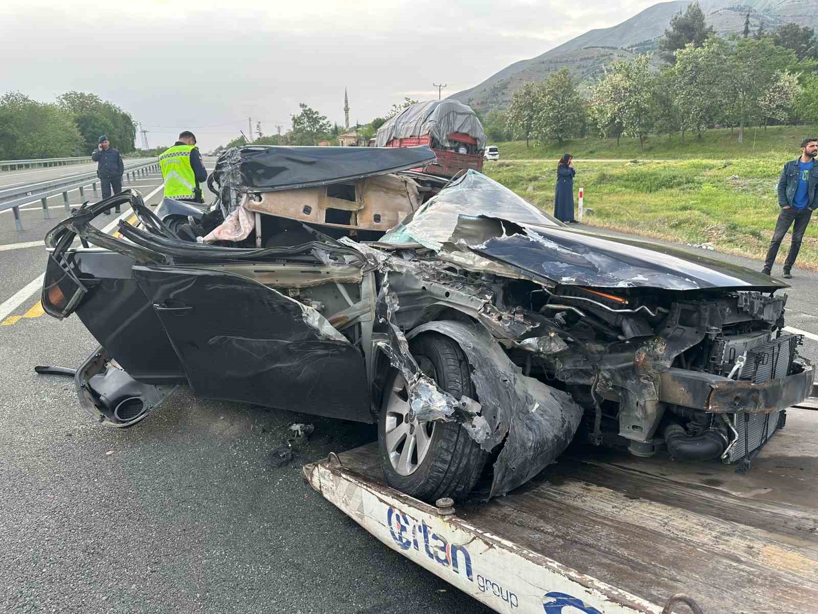 Elazığ’da kamyon ile otomobil çarpıştı: 4 yaralı