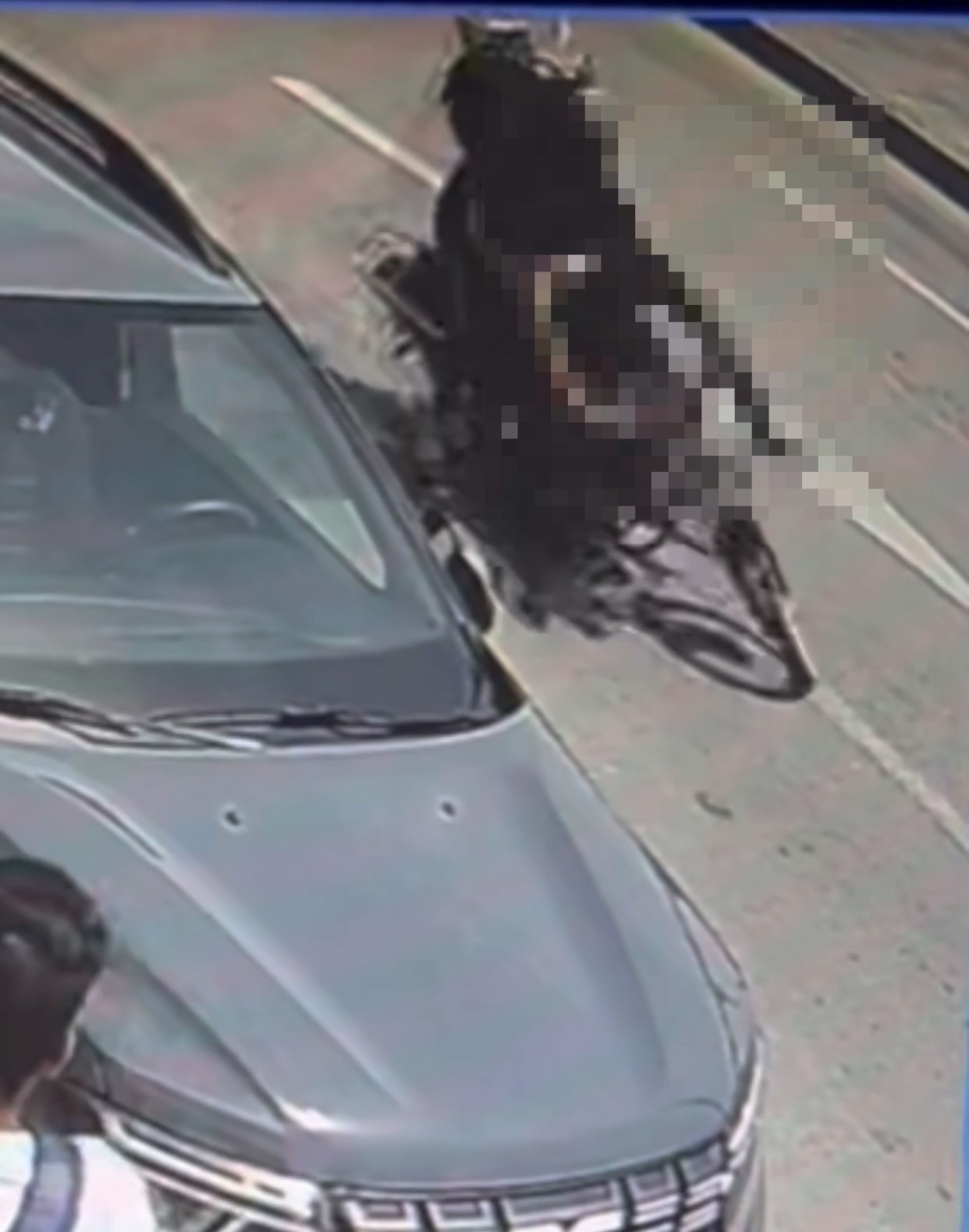 Elazığ’da motosikletin kadına çarpması güvenlik kameralarına yansıdı
