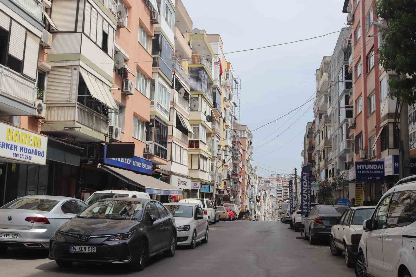 Eline ne geçirdiyse pencereden attı, mahalleli canını zor kurtardı
