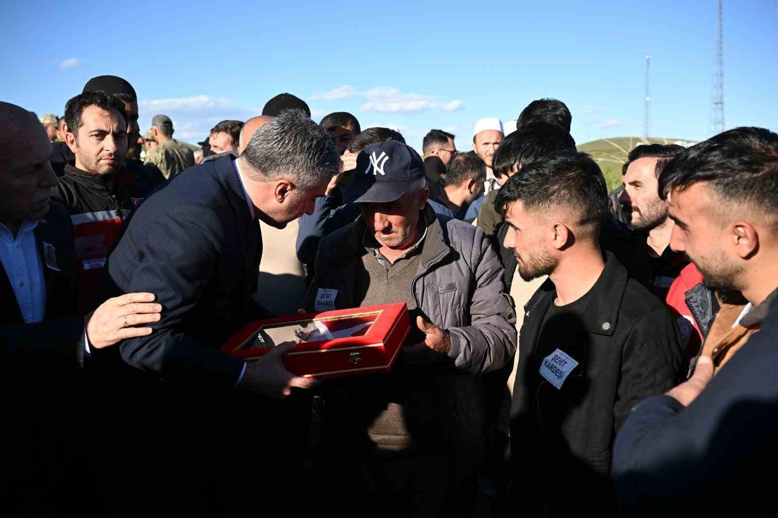 Erzurum şehidine ağladı
