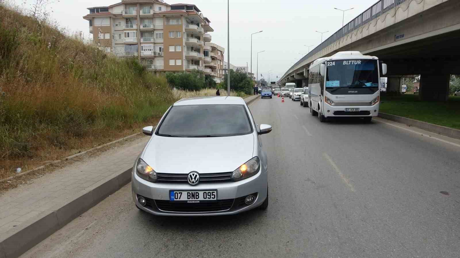 Hareket halindeki aracın önüne atlayıp yaralandı
