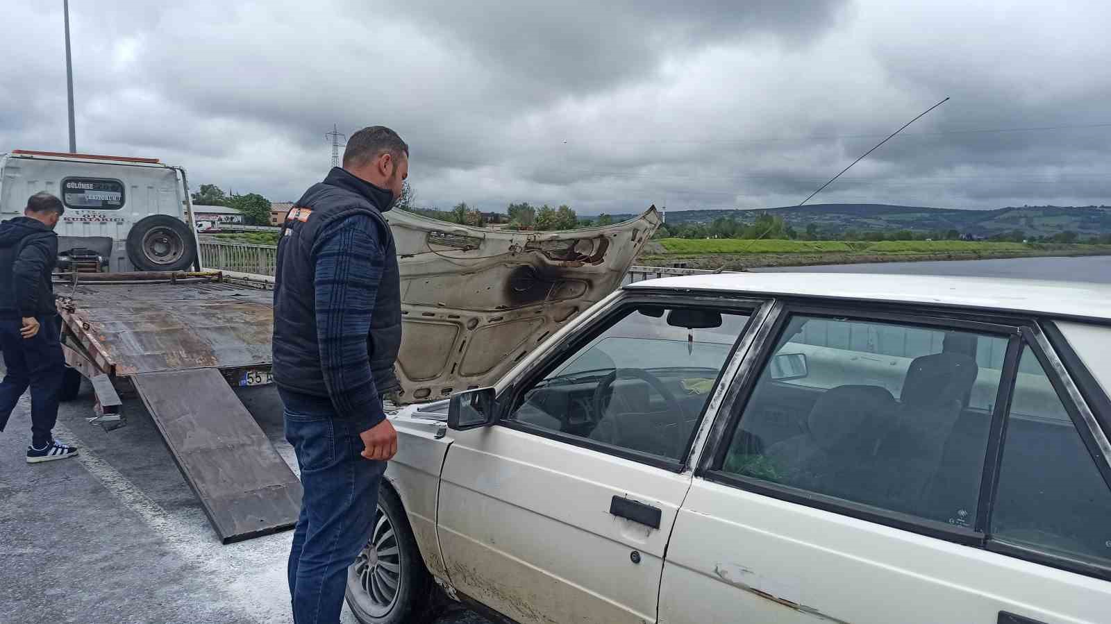 Hareket halindeki otomobilde yangın çıktı
