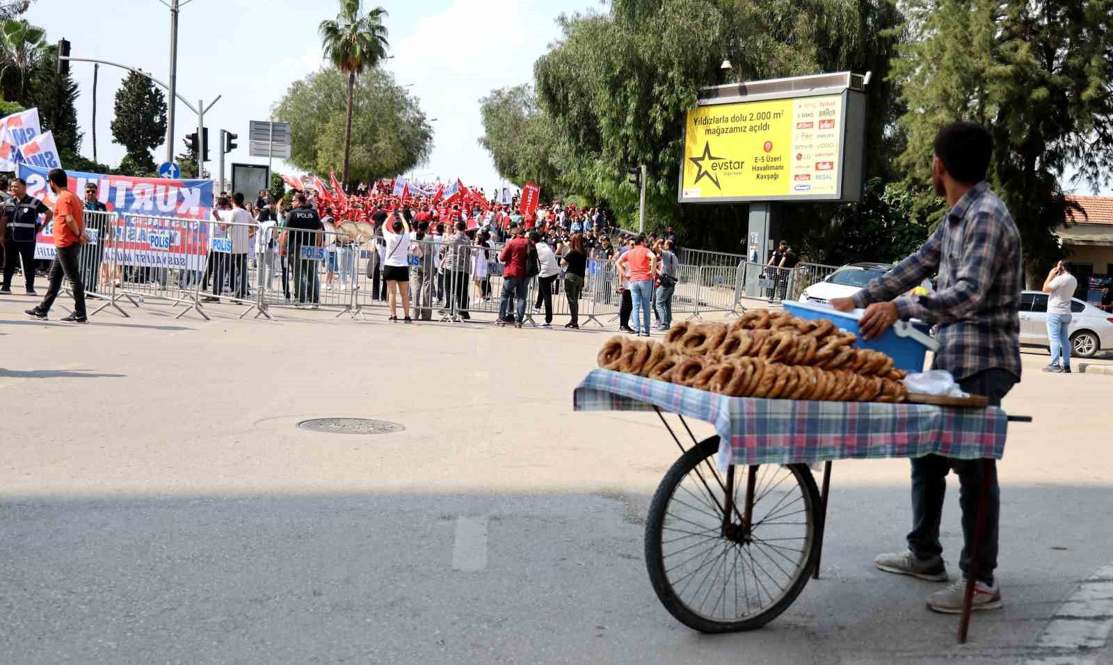 Herkes alanlarda onlar ekmek parası peşinde
