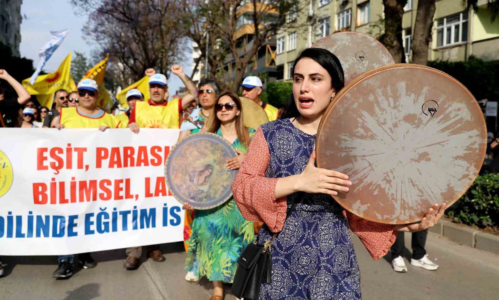 Herkes alanlarda onlar ekmek parası peşinde
