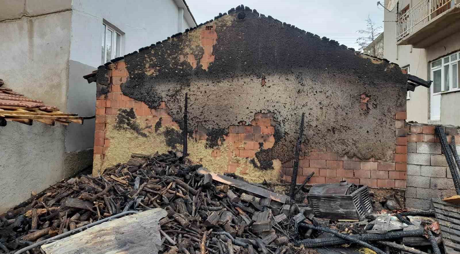 Hisarcık’ta ahır yangını: 1 koyun telef oldu, 200 balya saman yandı
